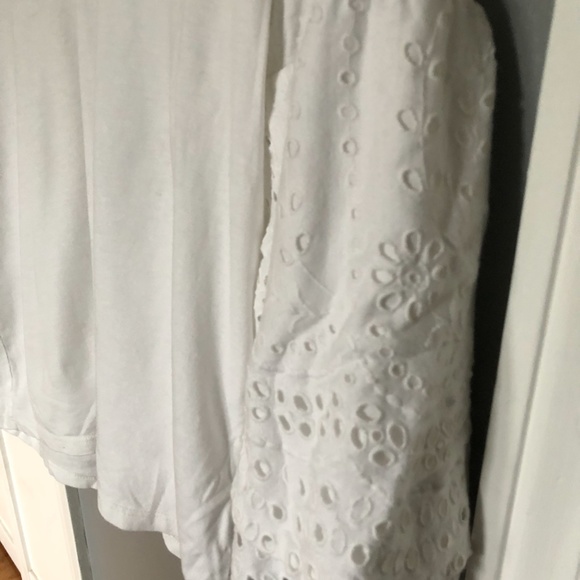 3/4 Sleeve Eyelet Detail Scoop Neck Top - Picture 4 of 5